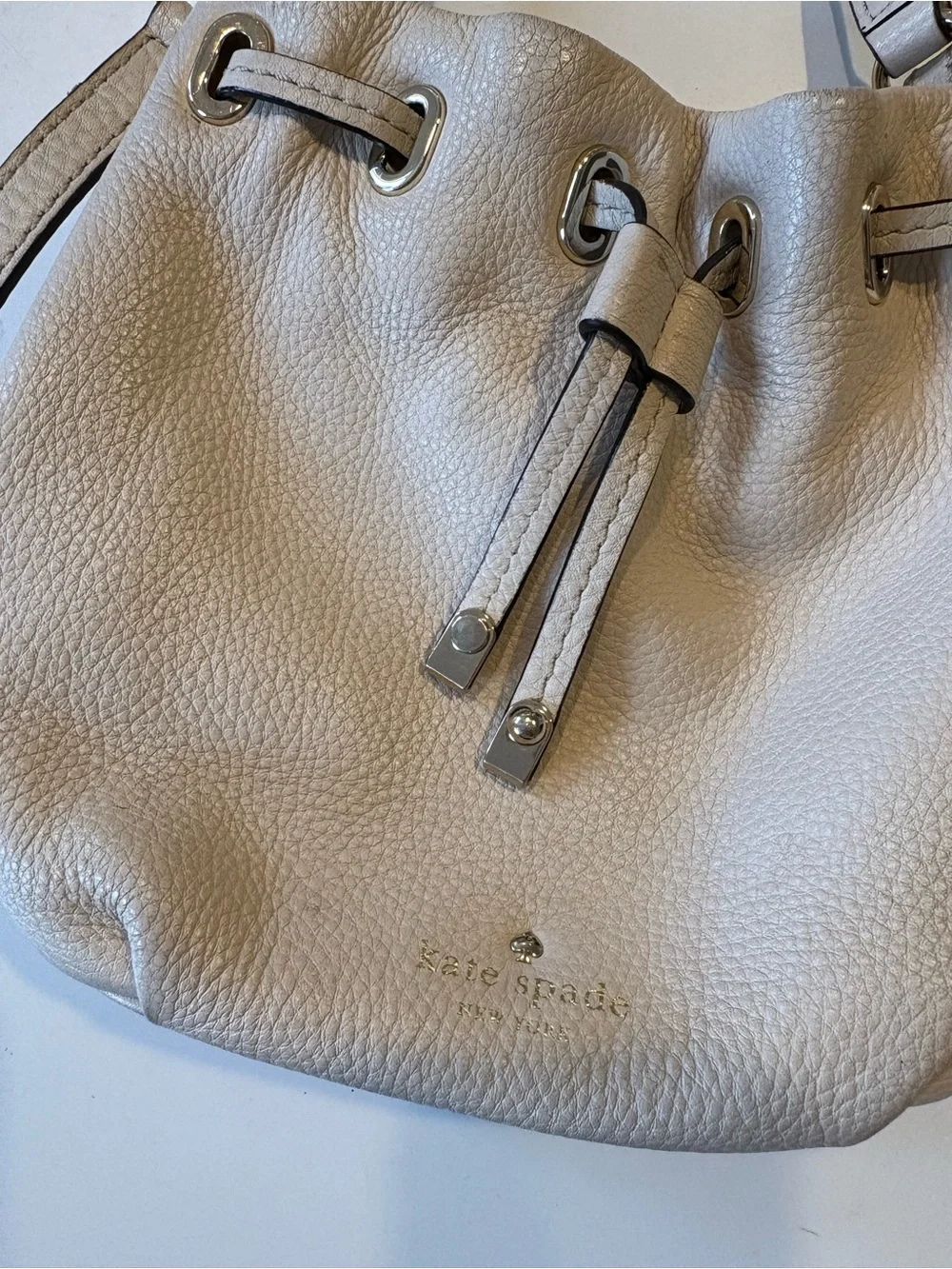 Kate Spade || Convertible Drawstring Bucket Bag Crossbody Small Gray‎ Beige